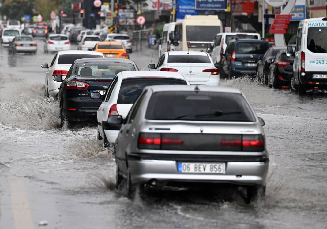 Ankara’da sağanak yaşamı felç etti! Alt geçit ve caddeler sular altında kaldı 22